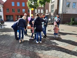 Ballongrüße nach Familiengottesdienst (Fotos: Ulrike Klumpe / Kolpingsfamilie Dinklage)